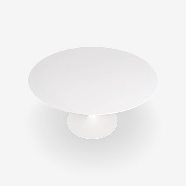Beautiful round dining table from the renowned American manufacturer Knoll International. Designed by Eero Saarinen, it is...