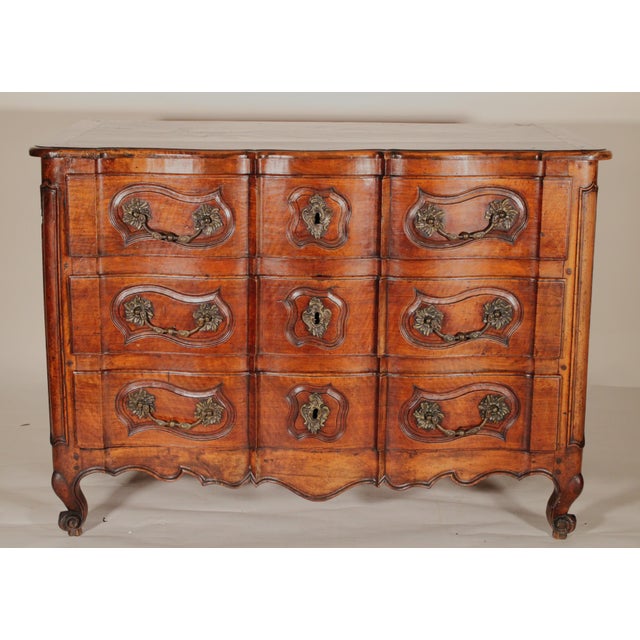 Louis XV provincial walnut chest of drawers, 18th / early 19th century. With a nicely figured walnut 3 board top, arbalet...