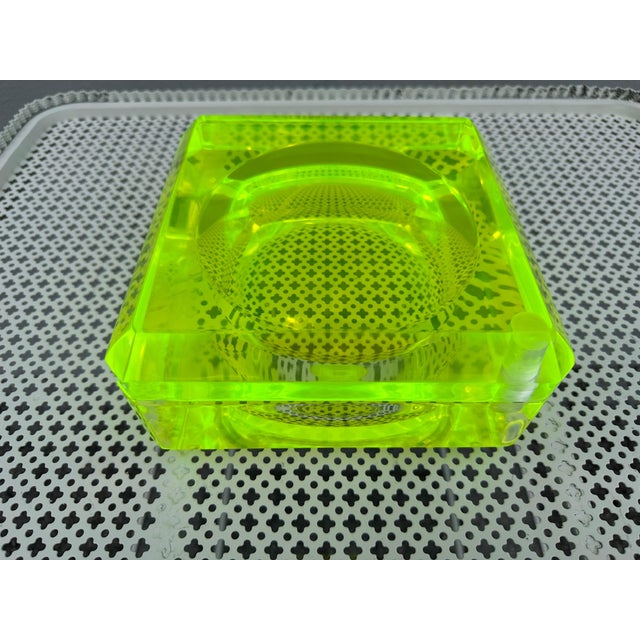 Mid-Century Modern Vintage Lucite Faceted Swivel Top Candy Dish with Neon Infusion For Sale - Image 3 of 18
