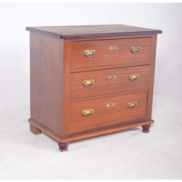 Small chest of drawers with three drawers. This small chest of drawers has a functional and elegant design, ideal for...