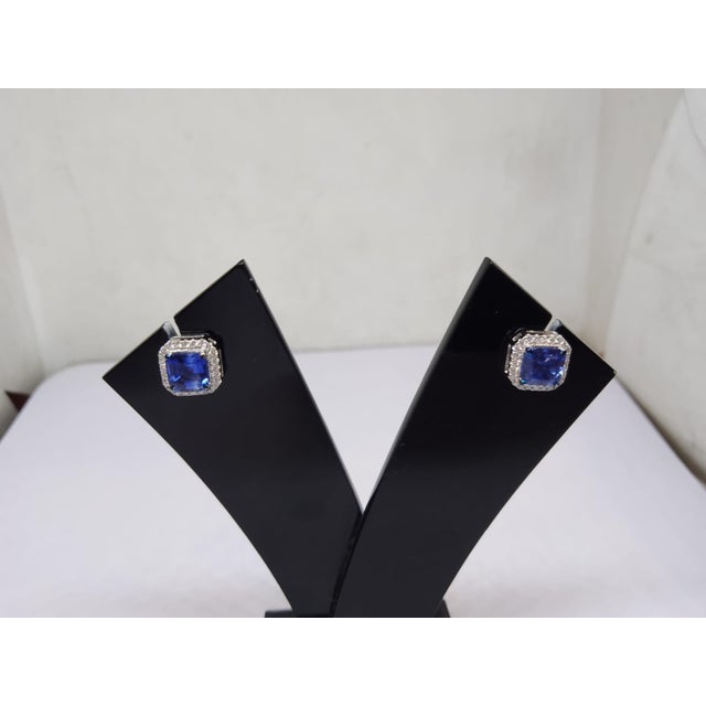 Metal Natural 1.80Cts Blue Sapphire & 0.28Cts Diamond Earring in 18k Gold For Sale - Image 7 of 8