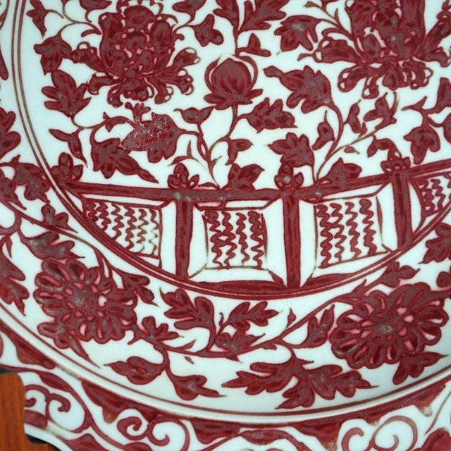 Japanese Imari Red & White Porcelain Charger With Garden Scene 20thC For Sale - Image 4 of 7