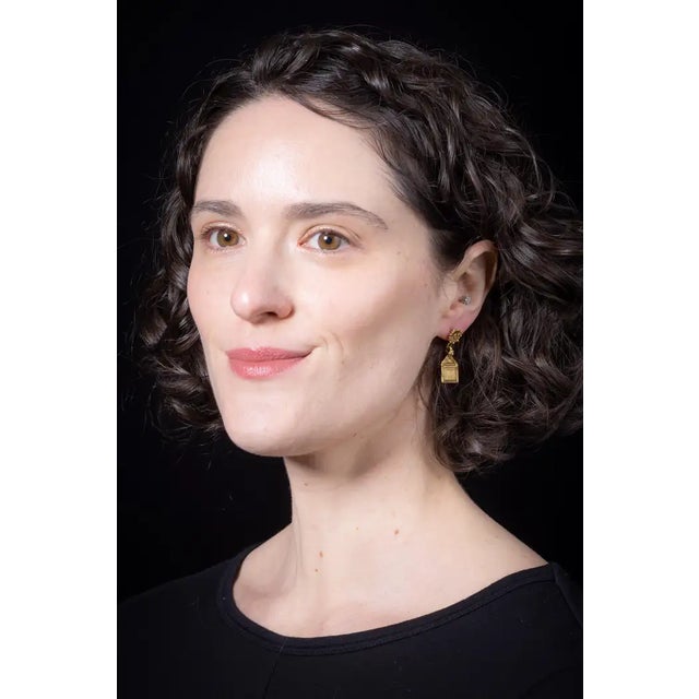 Indian Mid 20th Century Pair of 22k Gold Hindu Pendant Earrings For Sale - Image 3 of 4