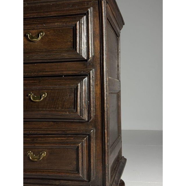 English Chest of Drawers in Oak, 1600s For Sale - Image 4 of 18