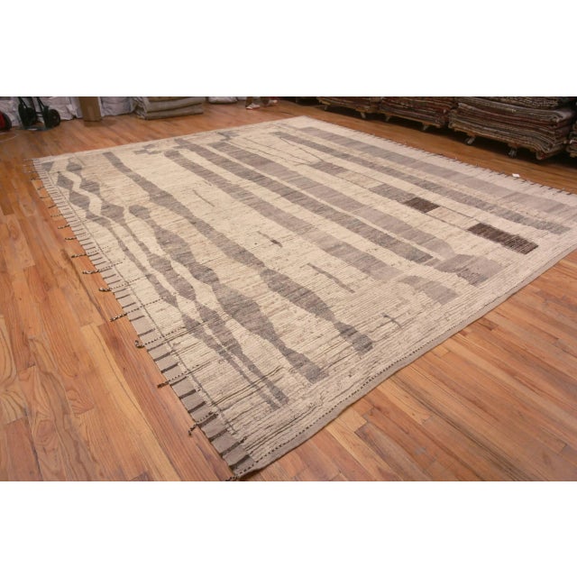Nazmiyal Collection Large Contemporary Area Rug For Sale In New York - Image 6 of 7