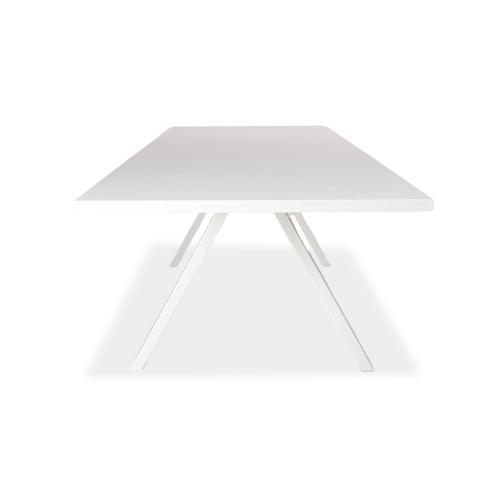 The Arper Cross table, designed by Studio Metrica, is a prime example of contemporary Italian design, combining...