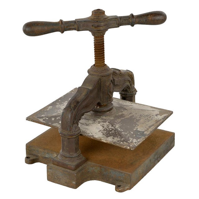 This cast iron binding press is a period tool, robust and functional, ideal for book binding enthusiasts or lovers of old...