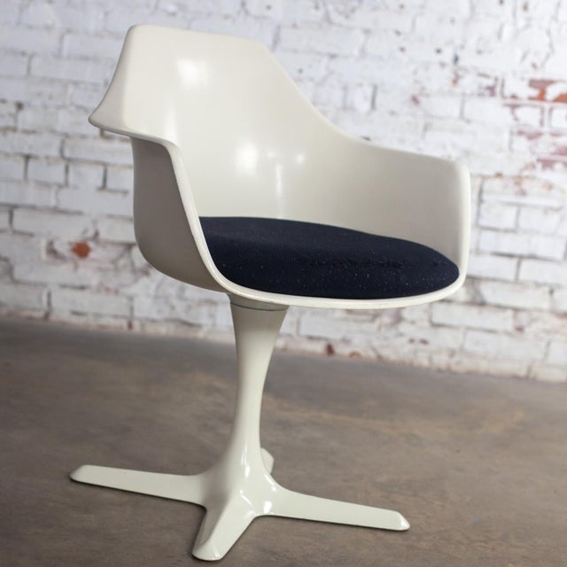 Burke, Inc. Mid-20th Century MCM Burke Tulip Armchair No 116 With White Shell Round Stationary Base & Black Cushion For Sale - Image 4 of 17