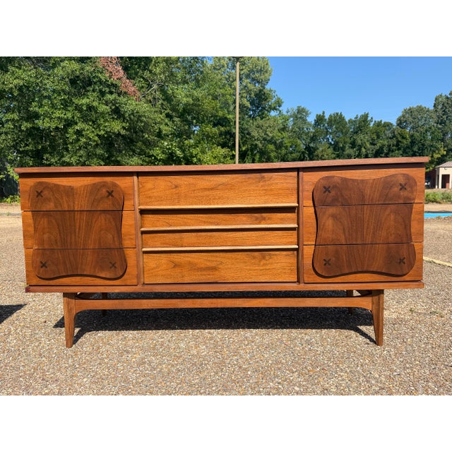 THIS is the kind of Mid-Century set we get excited about. We’re proud to offer this incredible Bassett Furniture Monterey...