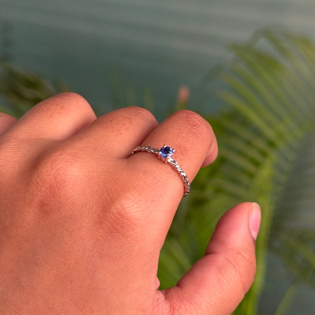 Blue Sapphire Textured Solitaire Ring Size 6.5 in 14k White Gold Dainty Fine Jewelry For Sale - Image 10 of 18