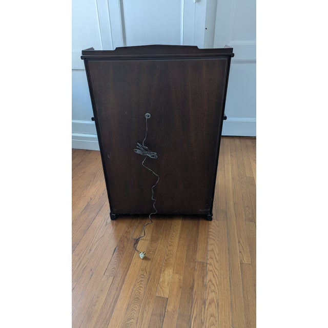 Adorable desk with small drawers to hide secret letters. Intimate light incorporated to read the details of those letters...