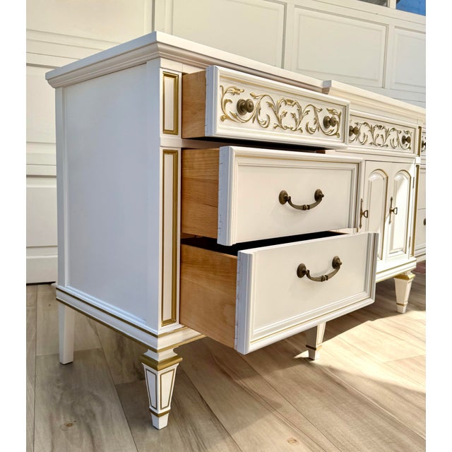 Hollywood Regency 1970s Thomasville Dresser Credenza Newly Refinished in White With Gold Details For Sale - Image 3 of 11