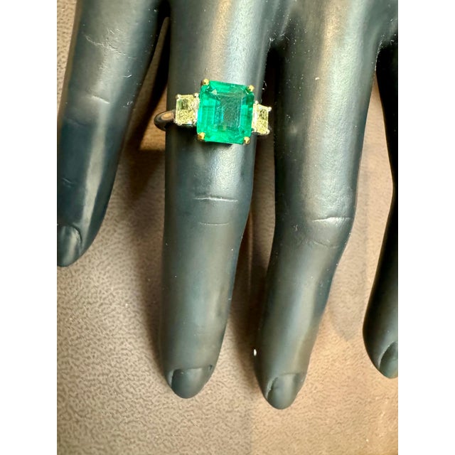 3 Ct Emerald Cut Colombian Emerald & 0.8 Ct Yellow Diamond Ring 18Kt White Gold For Sale In New York - Image 6 of 8
