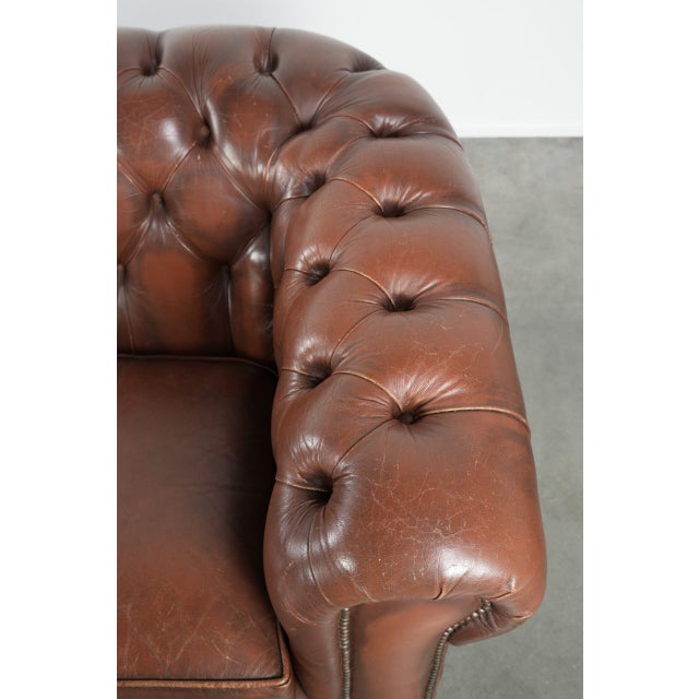 Brown Vintage English Chesterfield 2.5-seater Sofa in Brown Cowhide For Sale - Image 8 of 17