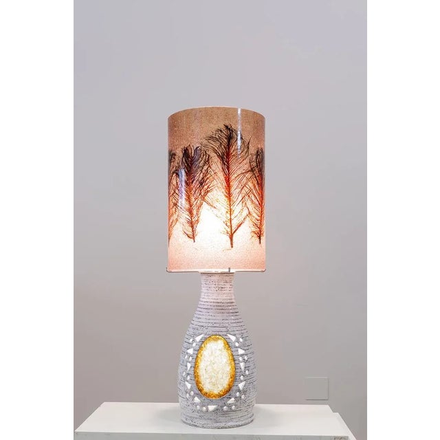 Great desktop lamp with globular ceramic foot performed artisanally and cylindrical screen in resin with sausage marabú...