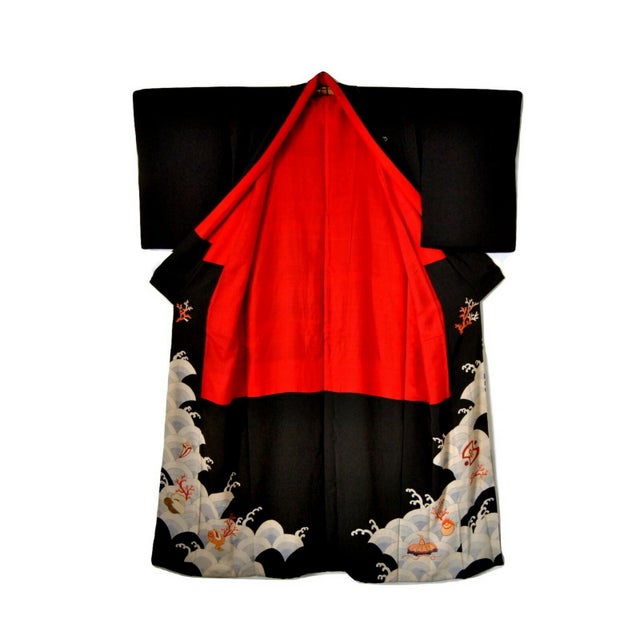 Antique Japanese Silk Kimono Former Imperial Ka-Mons Paulownia for Wall Display For Sale In Salt Lake City - Image 6 of 14
