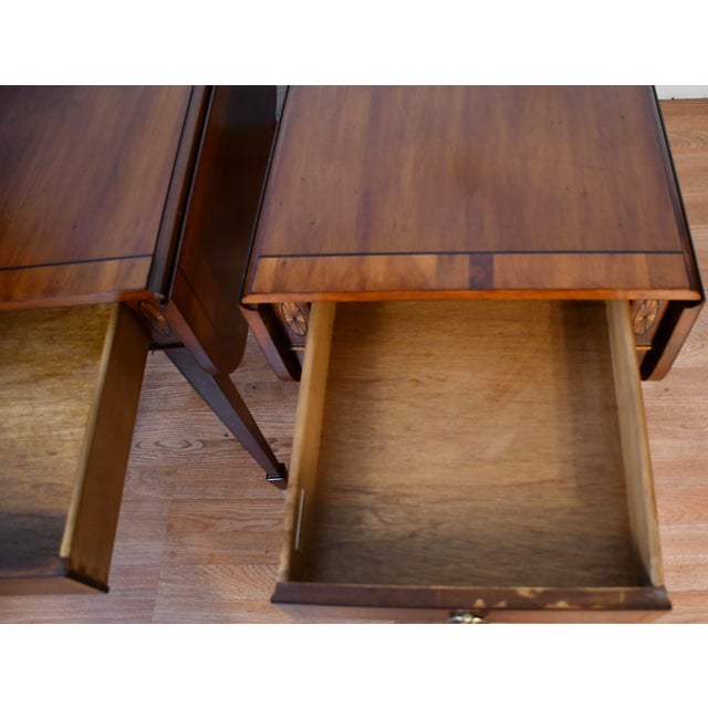 1950s Pair of Vintage Hekman Cherry Inlaid Drop-Leaf Pembroke Side Tables / End Tables For Sale - Image 12 of 18