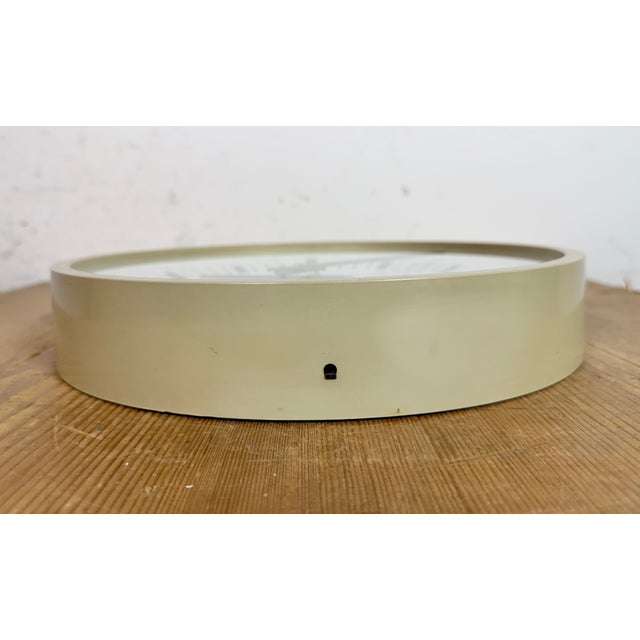 Industrial Beige Bakelite Wall Clock from Pragotron, 1970s For Sale - Image 9 of 18