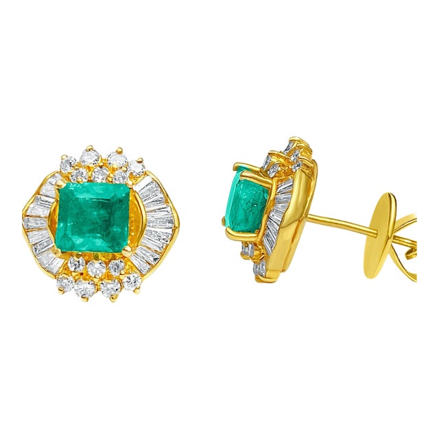 Colombian Emerald earrings in Art Deco inspired 18k yellow gold setting For Sale