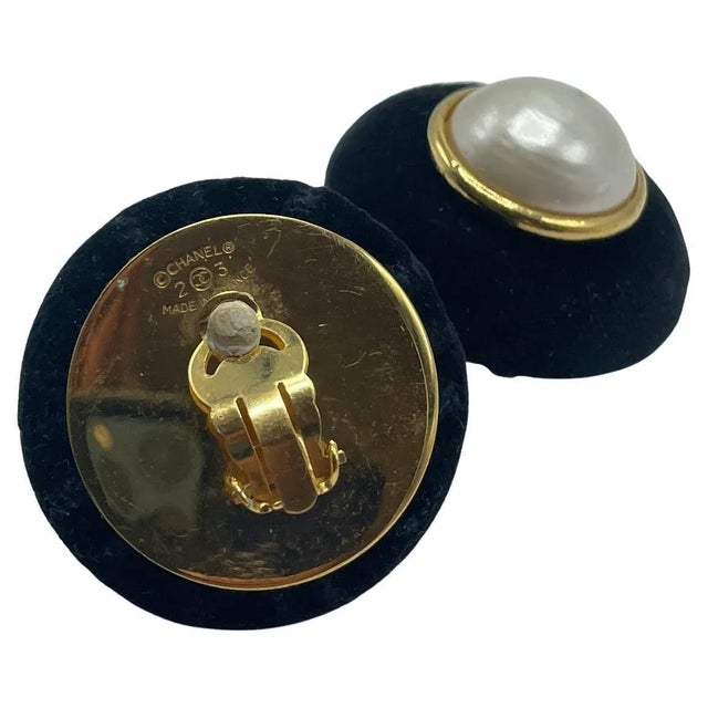 1990s Chanel Vintage Velvet Clip-on Earrings For Sale - Image 5 of 7