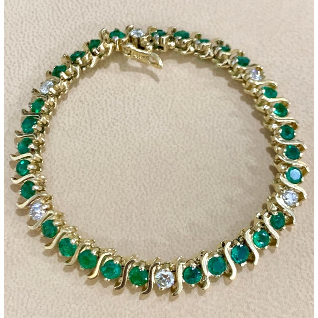 6 Carat Emerald & 1.5 Carat Diamond Tennis Bracelet 14 Karat Yellow Gold S-Shape For Sale In New York - Image 6 of 18
