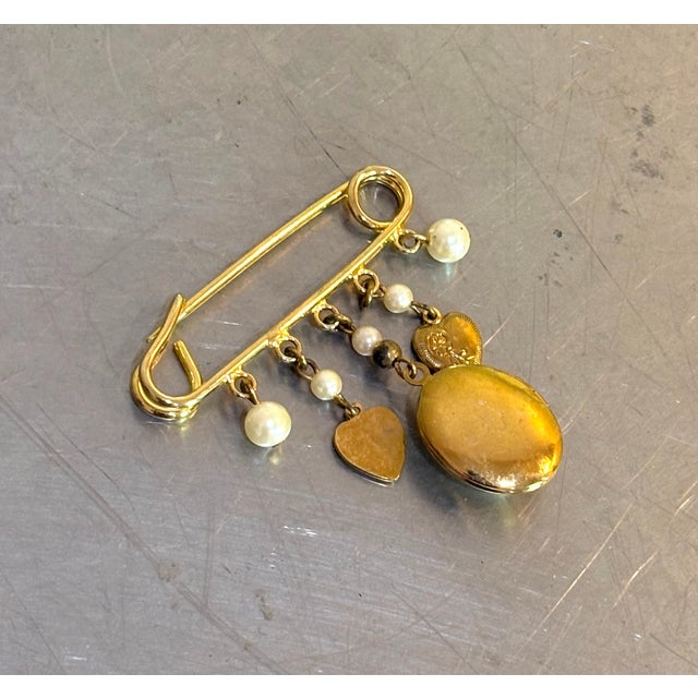1960s 1960s-70s Gold Tone/Faux Pearl Safety Pin Locket Brooch For Sale - Image 5 of 5