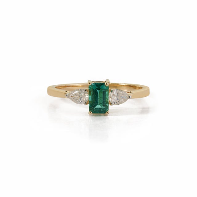 VR Jewels VRJewels 14k Gold Three-Stone Natural Emerald Pear Diamond Ring Size 5.5 For Sale - Image 4 of 18