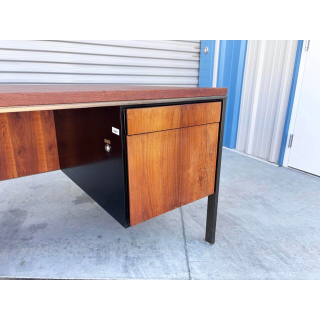 Wood 1960s Mid Century Walnut and Metal Executive Desk Styled After Knoll For Sale - Image 7 of 12