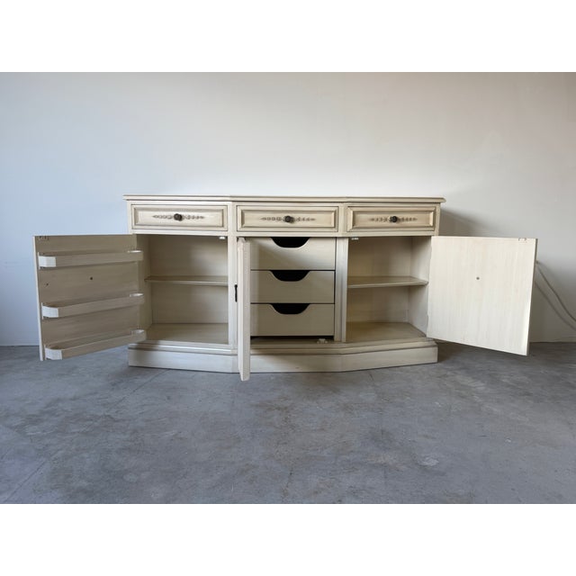 Vintage Hickory Manufacturing Co. Neoclassical Style Bow Front Sideboard For Sale In Miami - Image 6 of 16