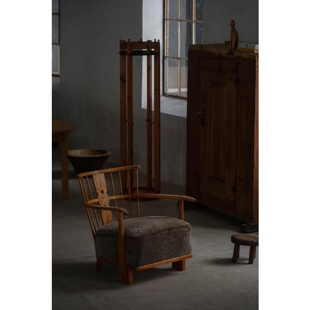 A beautiful example of the iconic Model 1590 lounge chair produced by Danish manufacturer Fritz Hansen in the 1940s, a...