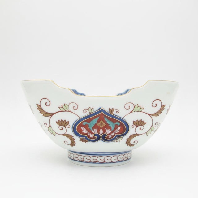 Japanese Arita ware Imari porcelain bowl with a Gokunishiki Kinsai Koimari style design produced by Kisen Kiln in the...