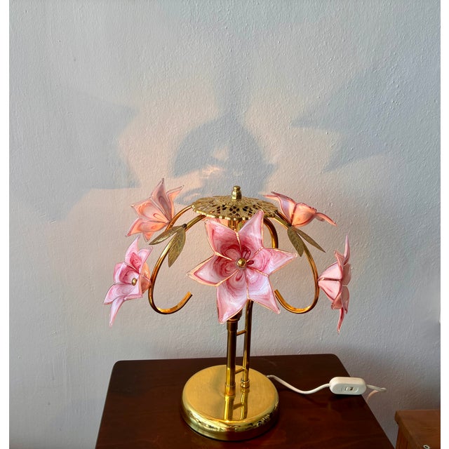 Pink Vintage Pink Murano Glass Floral Table Lamp – Authentic Italian Curved Flower Desk Lamp With Brass Frame – Romantic Atmospheric Lighting For Sale - Image 8 of 18