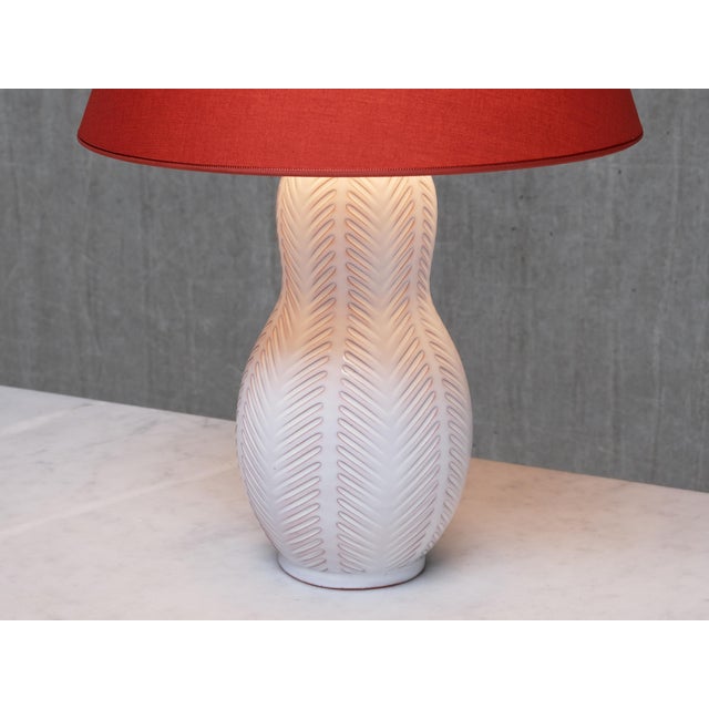 Ivory Feather Pattern Ceramic Table Lamp by Anna-Lisa Thomson for Upsala-Ekeby, Sweden, 1940s For Sale - Image 8 of 9