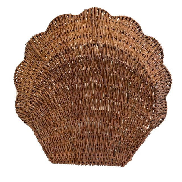 2020s Woven Rattan Scallop Coastal Clam Sea Shell Shape Basket Trays (Set of 2) For Sale - Image 5 of 7