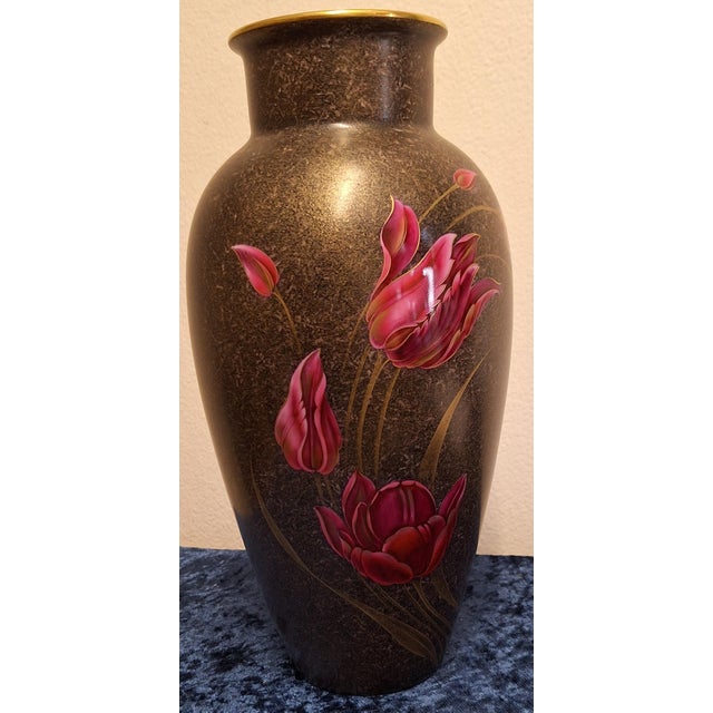 Ceramic Art Deco German Porcelain Vase with Hand-Painted Red and Gold Tulip Motif by Oßwald for Heinrich & Co., 1939 For Sale - Image 7 of 7