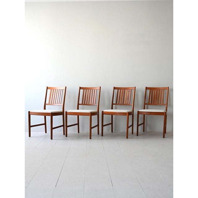 Scandinavian chairs with teak structure and padded seat. They stand out for their slightly inclined backrest made of...
