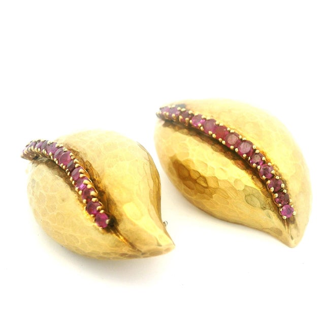 1980s Italian Forza 18k Hammered Gold and Ruby Ear Clips, Pair For Sale - Image 4 of 18