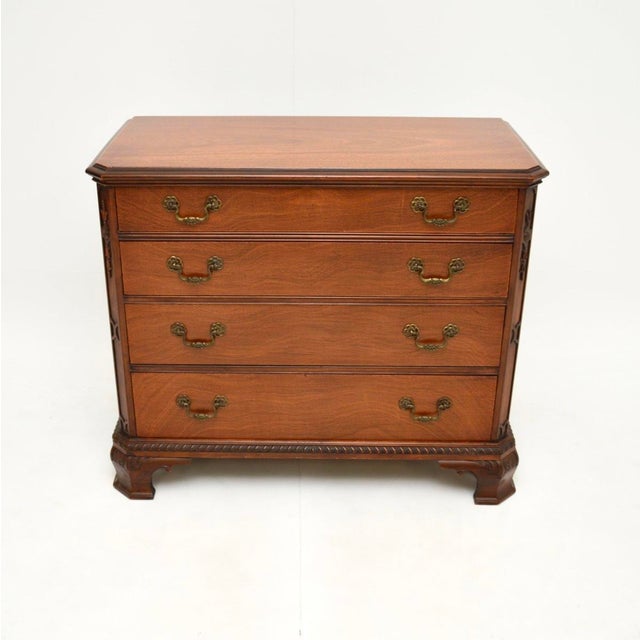 An impressive and extremely well made antique Georgian style chest of drawers. This was made in the USA by Drexel, it...