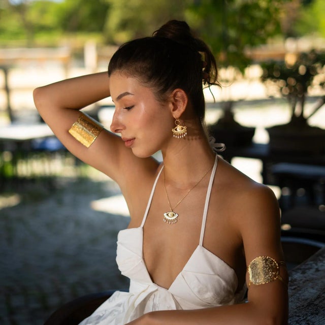 Cleopatra’s Mystic Pearl Eye Gold Necklace For Sale - Image 4 of 12