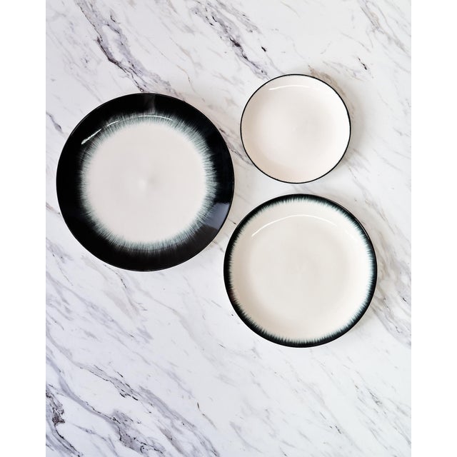 Set of 8 Minimalist "Variation 3 Dé" Breakfast Plates by Ann Demeulemeester for Serax, in White Glazed Porcelain With Organic Black Border For Sale - Image 10 of 11