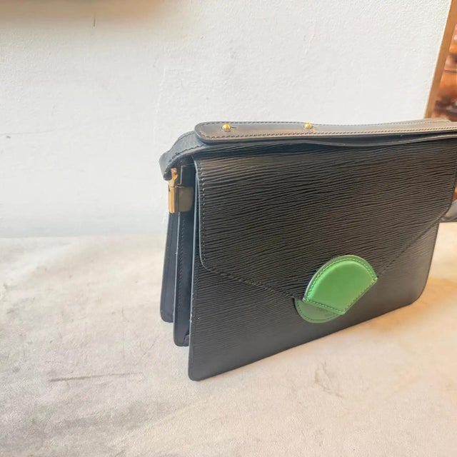 1990s An Authentic 1993 Louis Vuitton Black and Green Epi Leather Hoche Shoulder Bag 4 For Sale - Image 5 of 15