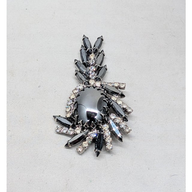 1960s Vintage 1960s Delizza & Elster Cabochon Faux-Hematite With Dangle Drop Brooch For Sale - Image 5 of 8