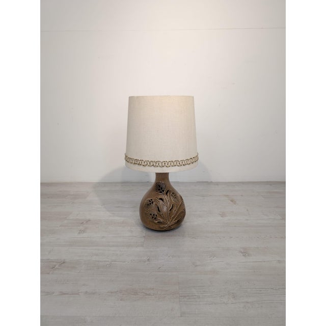 Mid-Century Ceramic Table Lamp from the 1960s/1970s Stylish table lamp with a brown ceramic base with a leaf motif. The...