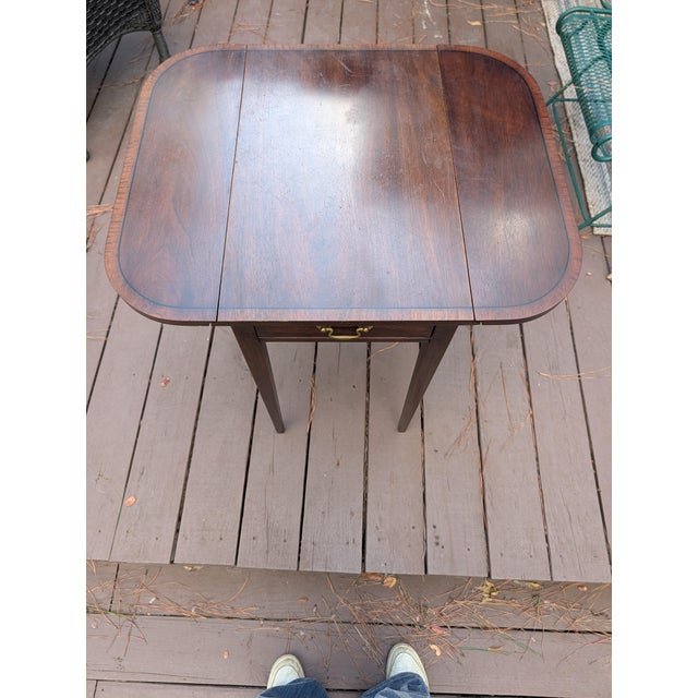 American Vintage 1973 Henkel Harris "Virginia Galleries" Inlaid Mahogany Pembroke Drop-Leaf Side Table For Sale - Image 3 of 8