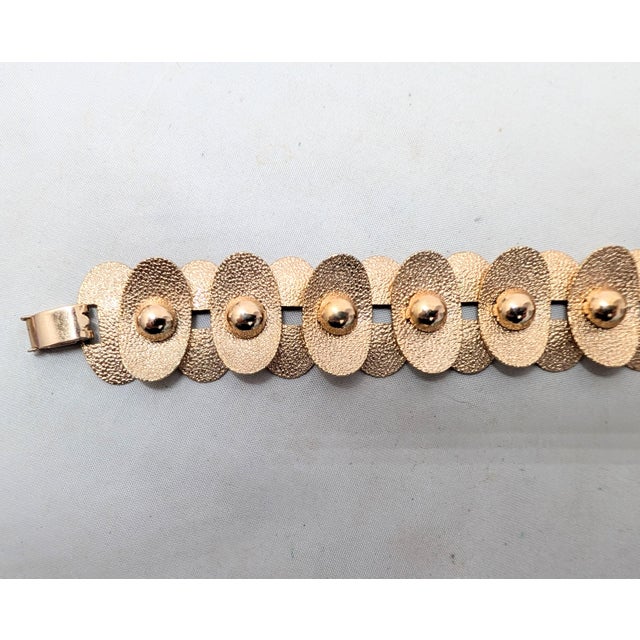 Metal Vintage 1950s Signed Napier Modernist Goldtone Textured Oval Link Bracelet For Sale - Image 7 of 8