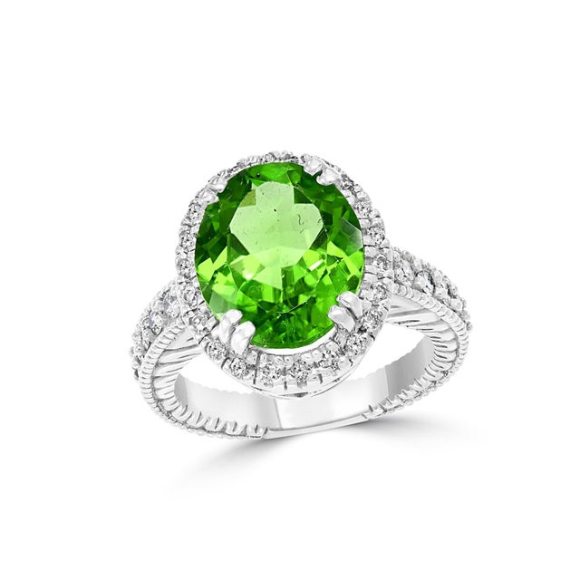 7 Carat Oval Peridot and 1.2 Carat Diamonds 14 Karat White Gold Cocktail Ring For Sale - Image 4 of 18