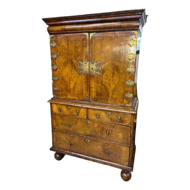 Early 18th Century English Walnut Chest on Chest, Queen Anne Period, Circa 1710–1730 For Sale