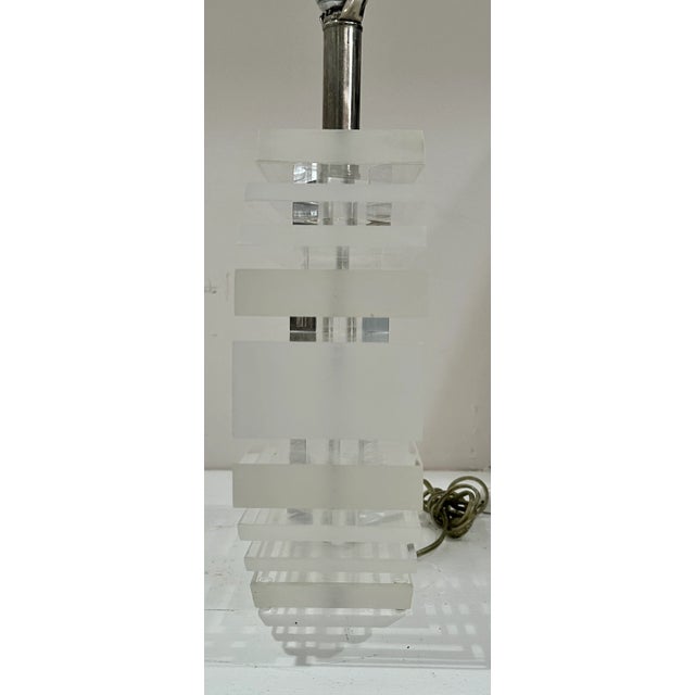 Contemporary 1970s Karl Springer Attributed Lucite Acrylic Stacked Geometric Diamond Lamp For Sale - Image 3 of 7