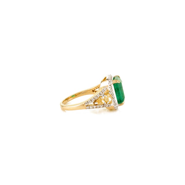 Vintage Emerald Wedding Ring With Yellow Diamonds Size 6 For Sale In New York - Image 6 of 12