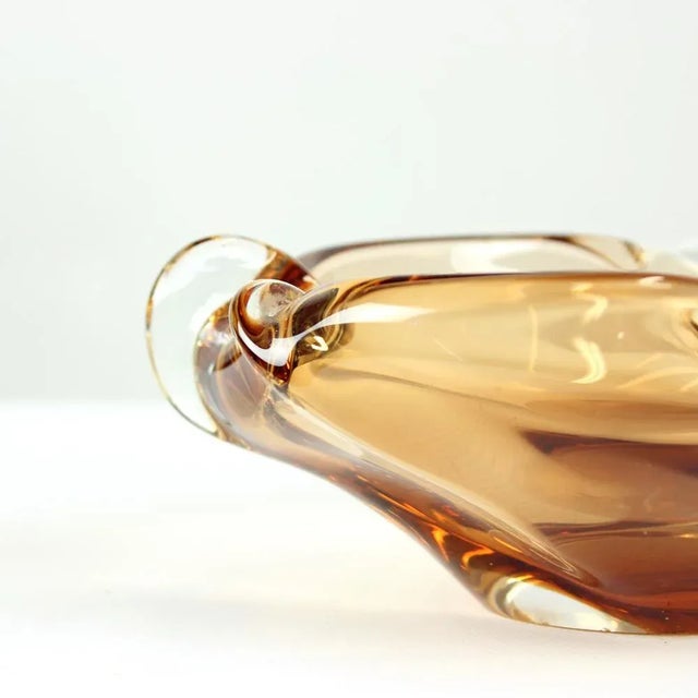 Mid-Century Modern Czechoslovakian Art Glass Amber Bowl by Jan Beranek for Skrdlovice, 1960 For Sale - Image 3 of 10